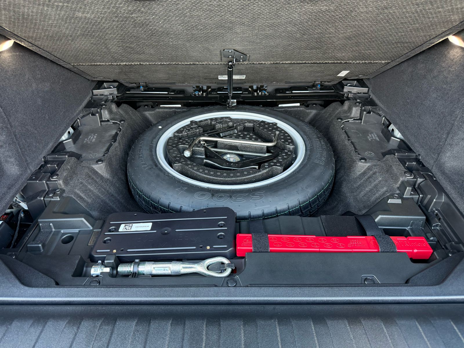 BMW X5 M60i Factory Armored 2025 (11)