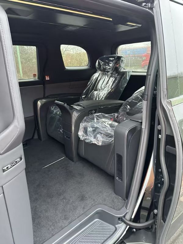 Lexus LM350h 2.5l Hybrid 4 seats 2025 (7)