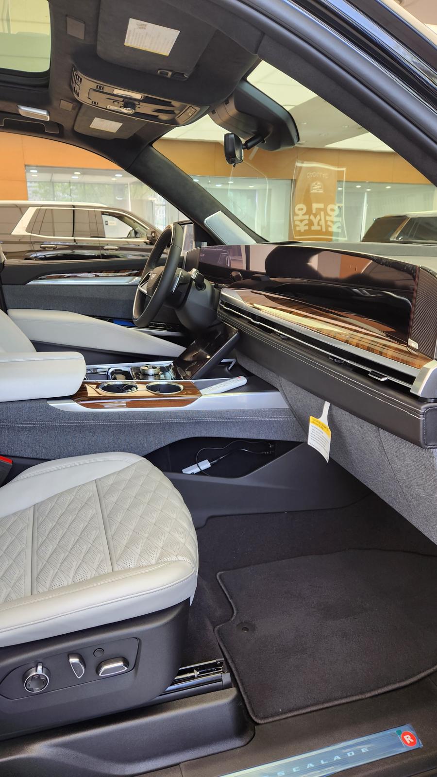 Cadillac Escalade LWB Sport Platinum 2025 (7)